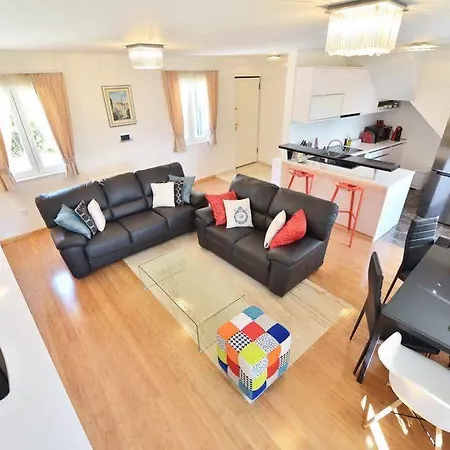 Apartment Luxury Leo